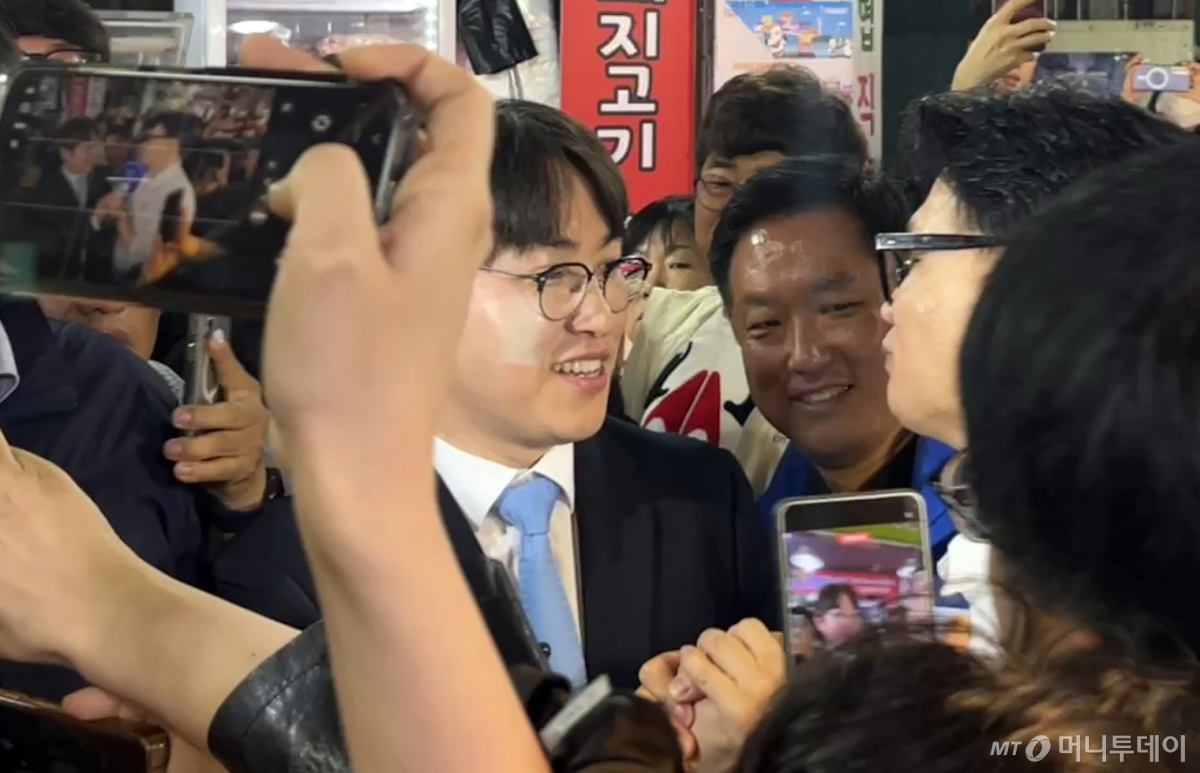 [부산=뉴시스] 이아름 기자 = 한동훈 전 국민의힘 대표와 하정우 전 청와대 AI미래기획수석이 29일 부산 북구 구포시장에서 만나 인사하고 있다. aha@newsis.com 