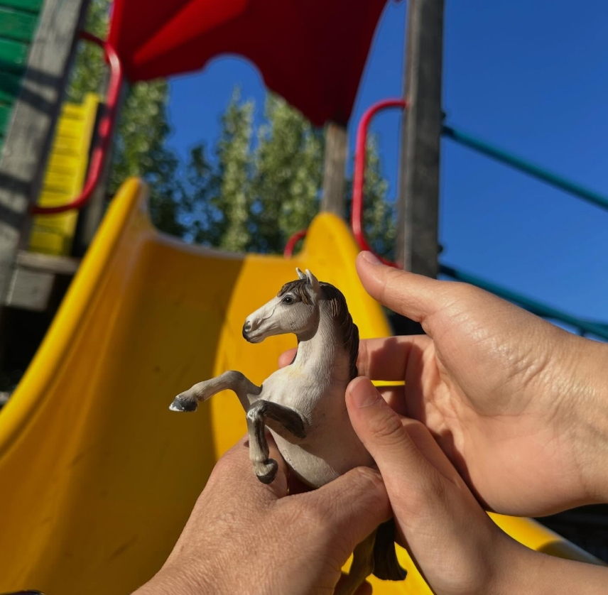 탕웨이는 남편, 첫째 딸과 장난감 말을 쥐고 있는 사진을 공유했다. 둘째가 '말의 해'인 올해 태어날 예정임을 의미한 것으로 풀이된다. /사진=탕웨이 인스타그램