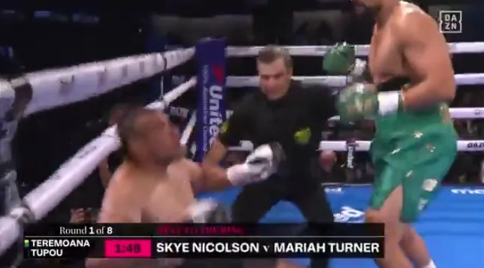 보위 투포우(왼쪽)와 테레모아나 테레모아나의 경기 장면. /사진=더선 갈무리