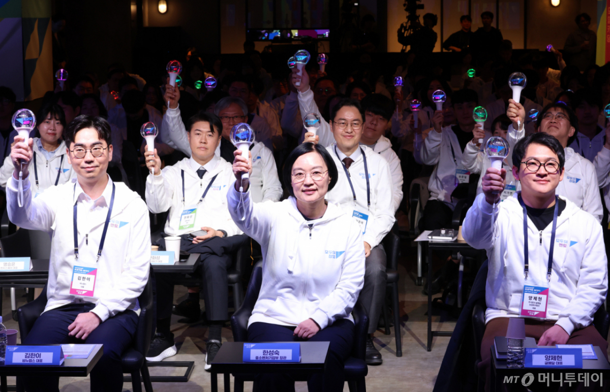 [서울=뉴시스] 이영환 기자 = 한성숙(가운데) 중소벤처기업부 장관이 25일 오후 서울 서초구 드림플러스 강남에서 열린 모두의 창업 발대식에서 참석자들과 기념촬영을 하고 있다. 2026.03.25. 20hwan@newsis.com /사진=이영환