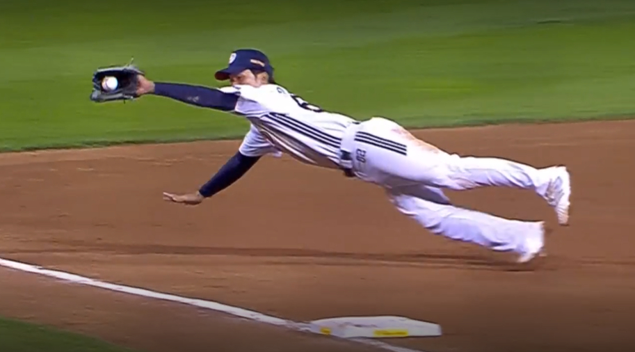 안재석이 7회초 심재훈의 타구를 잡아내고 있다. /사진=중계 화면 캡처