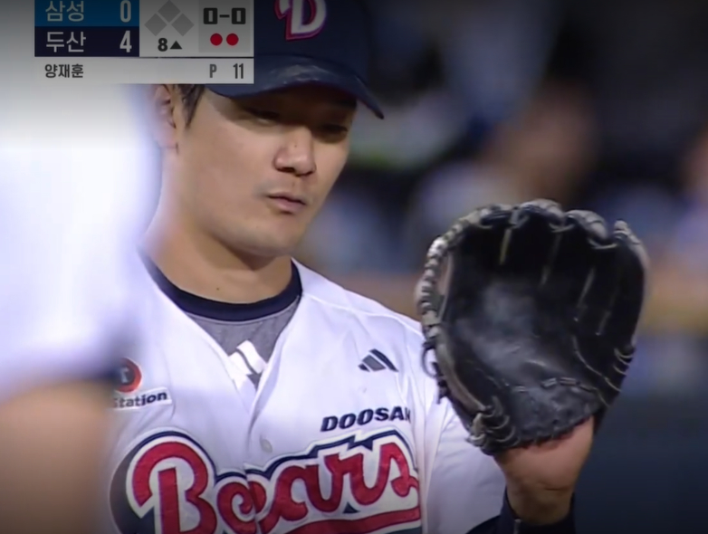 안재석이 8회 김성윤의 땅볼을 잡아낸 뒤 자신의 글러브를 바라보고 있다. /사진=중계 화면 캡처