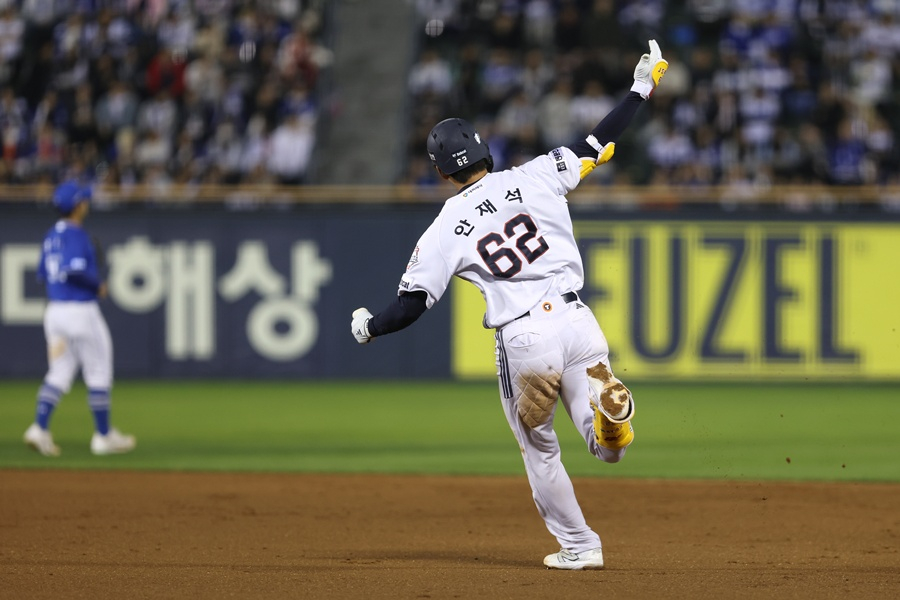 안재석이 7회 솔로 홈런을 친 뒤 베이스를 돌고 있다. /사진=두산 베어스