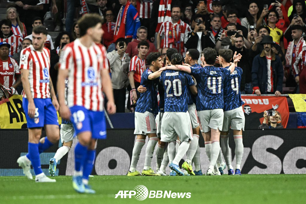 아스널 선수들이 페널티킥을 성공시킨 뒤 기뻐하고 있다. /AFPBBNews=뉴스1