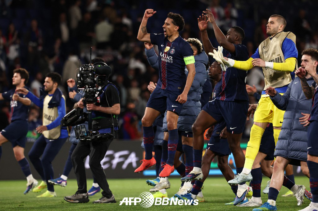 파리 생제르맹(PSG) 선수들이 29일 유럽축구연맹(UEFA) 챔피언스리그 4강 1차전 바이에른 뮌헨전 5-4 승리 후 기뻐하고 있다. /AFPBBNews=뉴스1