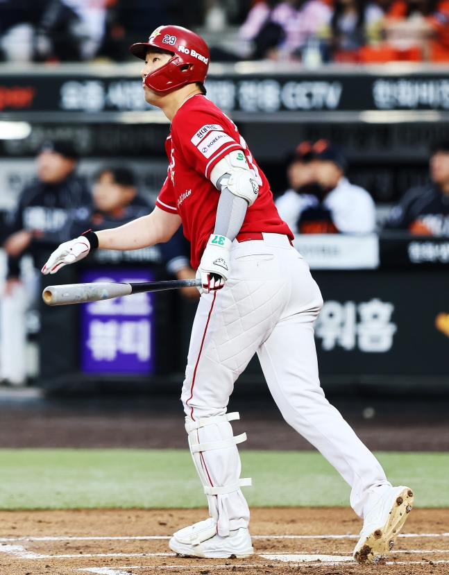 SSG 랜더스 오태곤이 29일 한화 이글스와 방문경기에서 2회초 스리런 홈런을 날리고 타구를 바라보고 있다. /사진=SSG 랜더스 제공