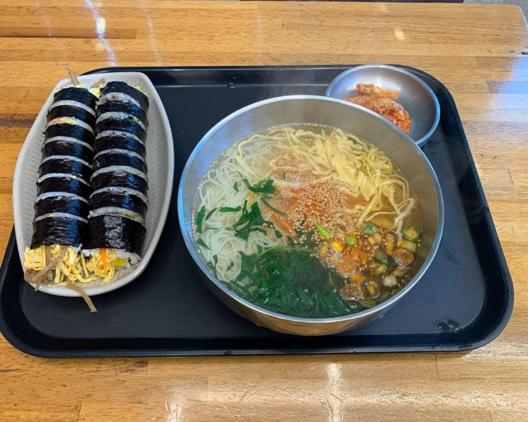 경주 김밥 맛집의 매장 내부 및 음식 사진. 사진=보배드림 캡처