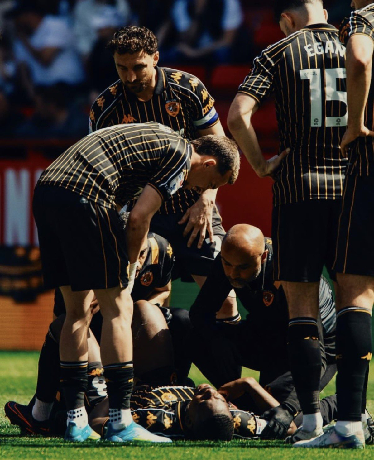 헐 시티 미드필더 엘리엇 마타조(아래)가 지난 25일 찰턴 애슬레틱과의 잉글랜드 챔피언십 45라운드에서 통증을 호소하고 있다. 지난해 왼쪽 전방십자인대 파열 부상으로 1년 넘게 재활했던 마타조는 이날 경기가 410일 만의 부상 복귀전이었는데, 불과 10분 만에 반대쪽인 오른쪽 전방십자인대가 파열됐다. /사진=LIGASM SNS 캡처