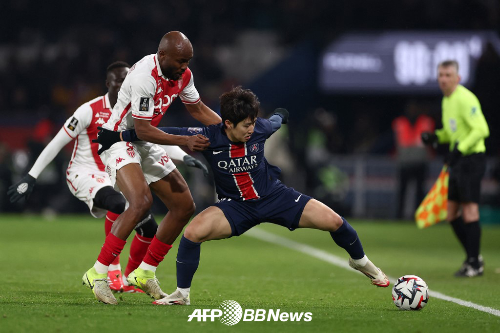 AS모나코 시절 파리 생제르맹 이강인과 볼 경합을 펼치고 있는 엘리엇 마타조. /AFPBBNews=뉴스1