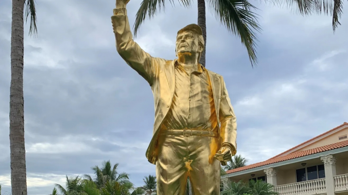 트럼프 대통령이 2024년 대선 유세 당시 펜실베이니아주 버틀러 집회에서 총격을 당했을 때 취했던 자세를 형상화한 것으로 알려진 황금동상. /사진=골프위크