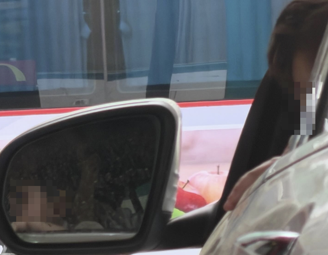 지난 29일 SNS(소셜미디어)를 통해 공개된 충북 청주의 한 드라이브 스루 매장 현장 사진. 사이드미러에 비친 운전석의 주인공은 남자아이였다.  해당 사진은 목격자가 상황을 포착해 안전신문고에 신고하면서 세상에 알려졌다/사진=SNS 갈무리