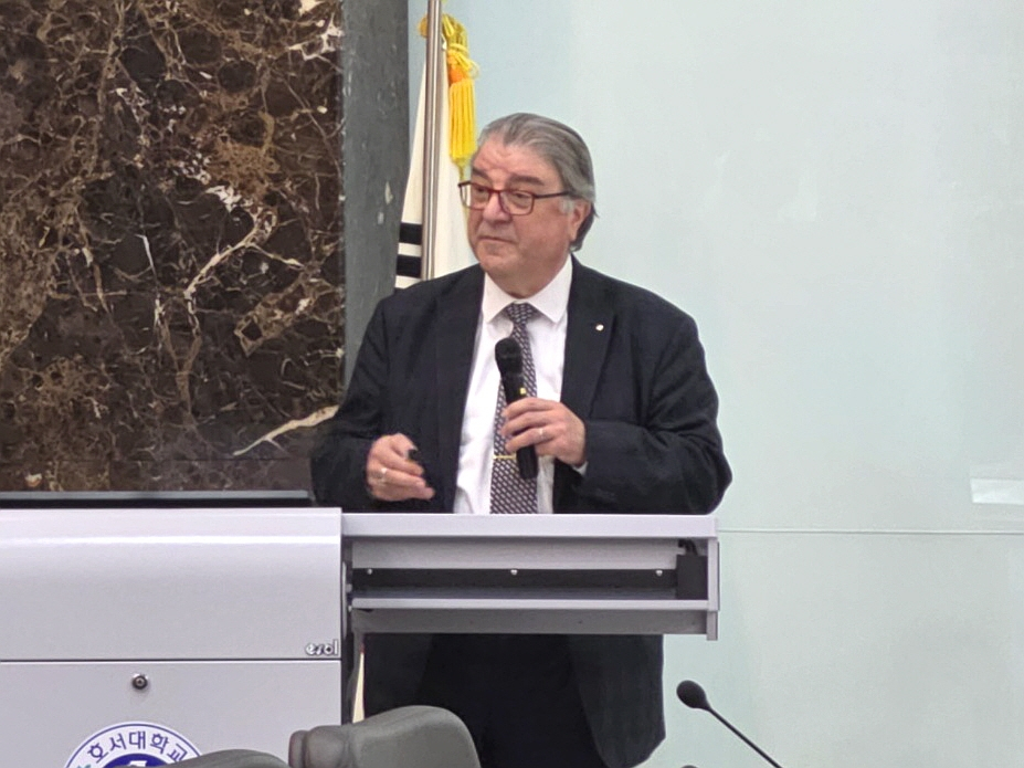 니야지 세르다르 사리치프치 요하네스케플러대학 물리화학과 교수가 강연하고 있다./사진제공=호서대