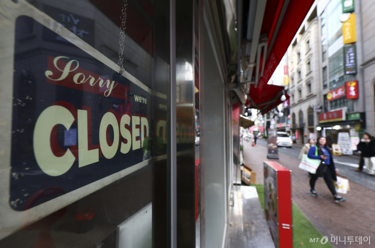 [서울=뉴시스] 김근수 기자 = 12일 서울 명동거리의 한 상점 문이 닫혀 있다.    2025.12.12. ks@newsis.com /사진=김근수