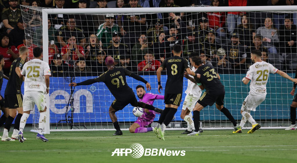 LAFC 위고 요리스 골키퍼가 30일 미국 LA의 BMO 스타디움에서 열린 2026 북중미카리브축구연맹(CONCACAF) 챔피언스컵 4강 1차전 톨루카(멕시코)전에서 전반 막판 결정적인 선방을 기록하고 있다.. /AFPBBNews=뉴스1