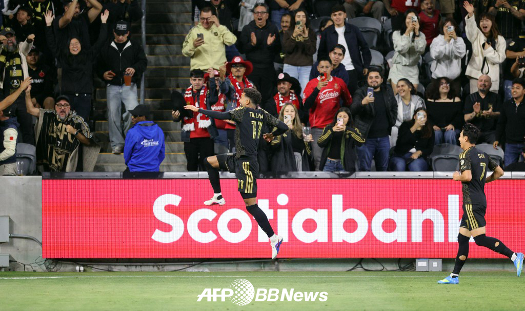LAFC 티모시 틸먼(왼쪽)이 30일 미국 LA의 BMO 스타디움에서 열린 2026 북중미카리브축구연맹(CONCACAF) 챔피언스컵 4강 1차전 톨루카(멕시코)전에서 손흥민의 어시스트를 득점으로 연결한 뒤 기뻐하고 있다. /AFPBBNews=뉴스1