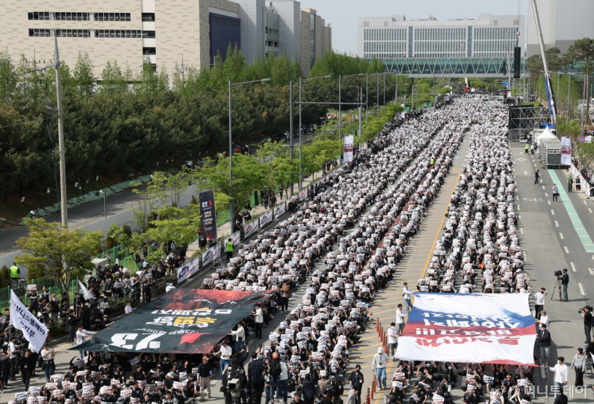 (평택=뉴스1) 김영운 기자 = 23일 경기 평택시 고덕동 삼성전자 평택캠퍼스에서 열린 삼성전자 노동조합 공동투쟁본부 '4·23 투쟁 결의대회'에서 조합원들이 구호를 외치고 있다. 2026.4.23/뉴스1  Copyright © 뉴스1. All rights reserved. 무단 전재 및 재배포,  AI학습 이용 금지. /사진=(평택=뉴스1) 김영운 기자
