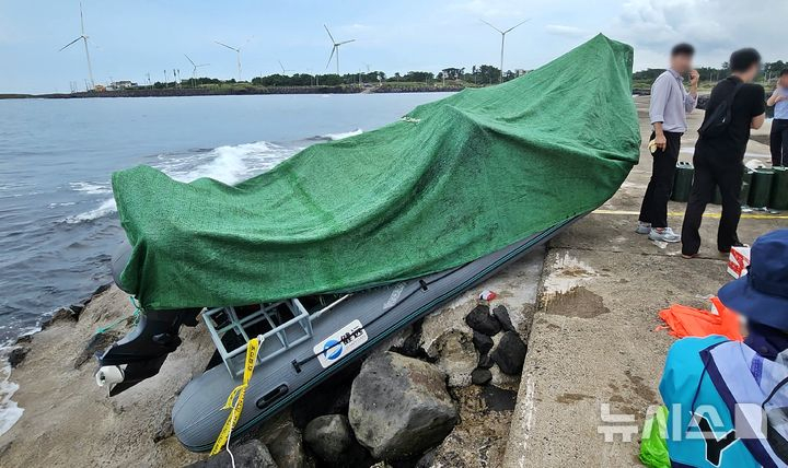 2025년 9월 제주시 한경면 용수리 소재 해안가에서 발견된 고무보트. /사진=뉴시스