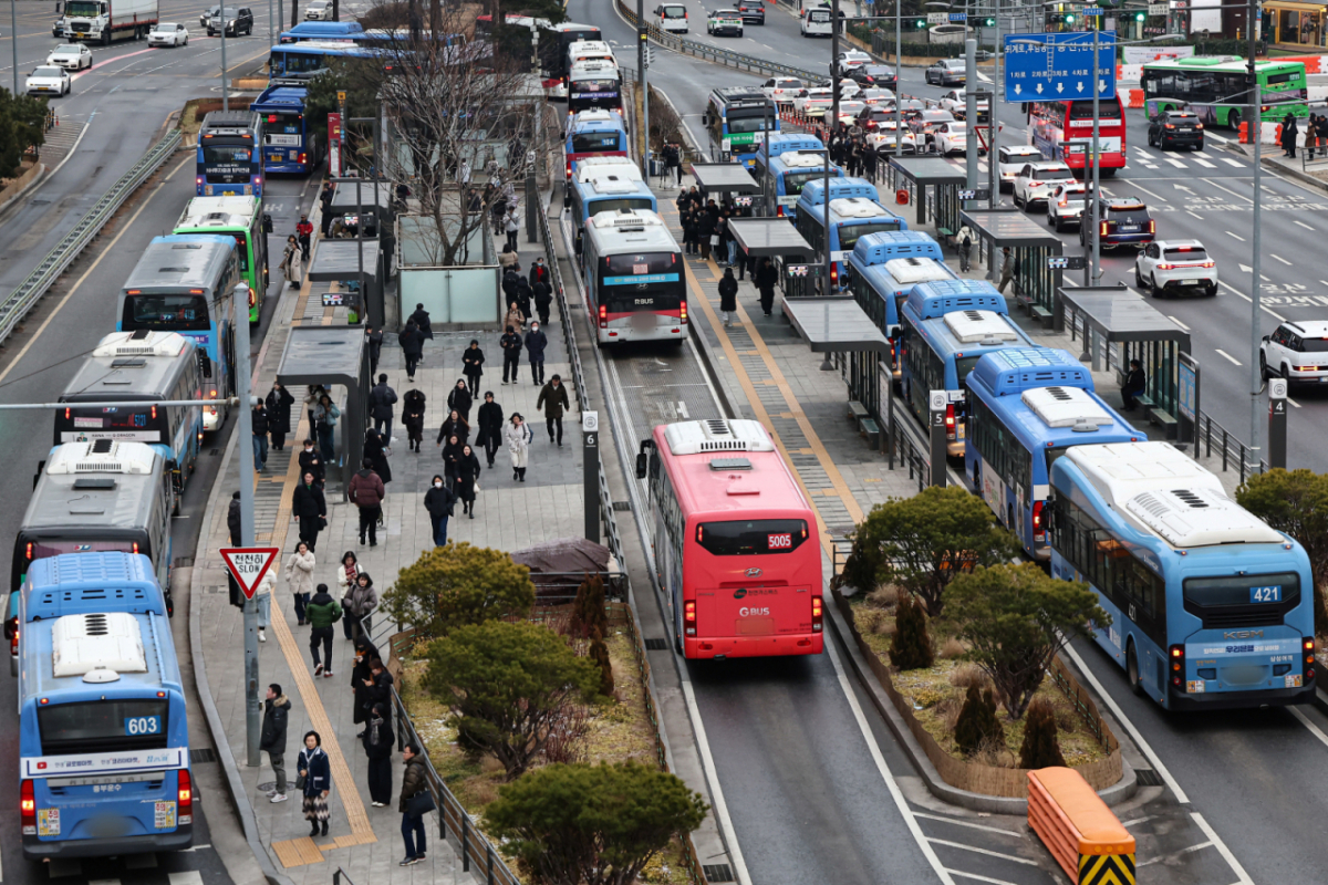 서울 시내버스 노사 간 임금 협상 합의와 파업이 철회된 지난 1월 15일 서울역 버스환승센터에 시내 버스가 오가고 있다./사진=뉴스1