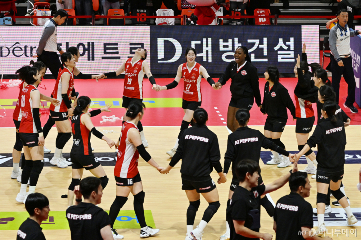 [광주=뉴시스] 이영주 기자 = 21일 오후 광주 서구 염주종합체육관에서 열린 진에어 2025~2026 V리그 여자부 개막전 한국도로공사 하이패스와 페퍼저축은행 AI페퍼스의 경기, AI페퍼스가 세트스코어 3-2로 개막전 승리를 거두자 선수단이 기뻐하며 강강수월래를 하고 있다. 2025.10.21. leeyj2578@newsis.com /사진=