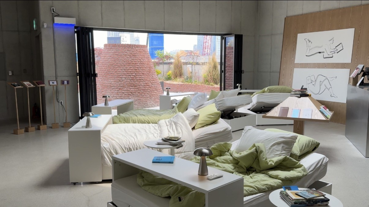 서울 성수동에서 일룸이 오픈한 모션베드 팝업 행사 모습. 행사장 5층 루프탑에 마련된 '멍잠의 서재-눕서' 공간/사진=정진우 기자