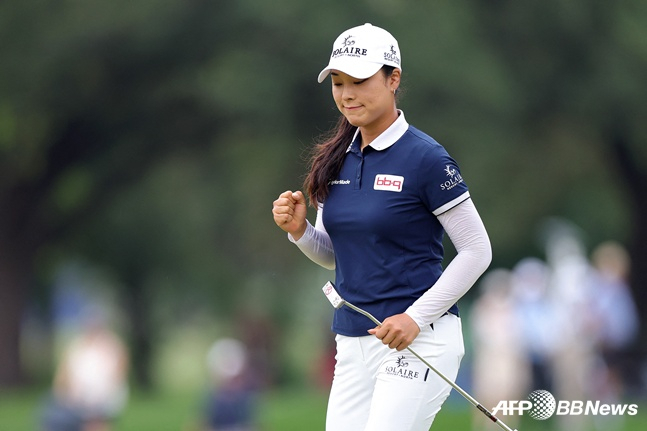 윤이나가 27일 미국여자프로골프(LPGA) 투어 시즌 첫 메이저대회 셰브론 챔피언십(총상금 900만 달러) 최종 4라운드에서 퍼트를 성공시키고 주먹을 불끈 쥐고 있다. /AFPBBNews=뉴스1