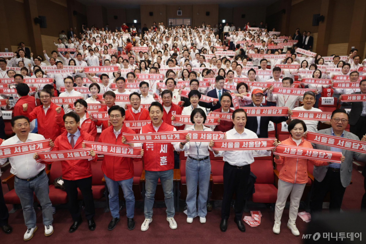 [서울=뉴시스] 고승민 기자 = 국민의힘 오세훈 서울시장 후보와 배현진 서울시당위원장 등 참석자들이 30일 서울 여의도 국회 의원회관에서 열린 제9회 전국동시지방선거 국민의힘 서울시당 필승결의 및 공천자대회에서 구호를 외치며 기념촬영하고 있다. 2026.04.30. kkssmm99@newsis.com /사진=고승민