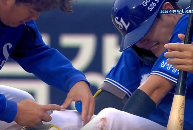 삼성 류지혁(오른쪽)이 29일 두산전 2회 타구에 무릎을 맞은 뒤 고통스러워 하고 있다. /사진=중계 화면 캡처