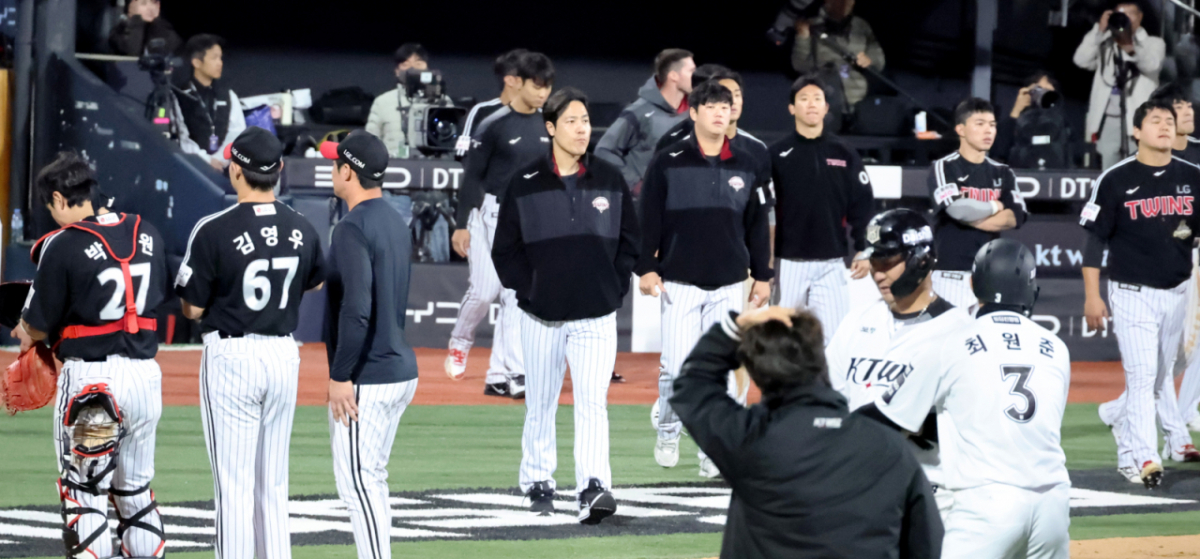 KT 4번타자 장성우가 29일 수원KT위즈파크에서 열린 2026KBO리그 LG트윈스와  KT위즈 경기 10회말 1사 만루에서 좌익수 넘기는 2루타로 경기를 끝냈다.   아쉬움 가득한 LG선수들이 퇴장하고 있다.. 2026.04.29. /사진=강영조 선임기자