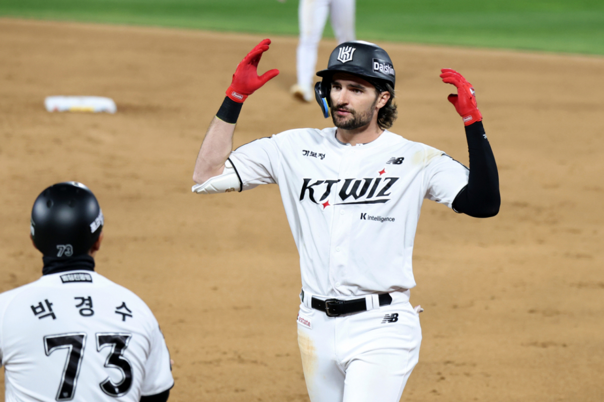 KT 5번타자 힐리어드가 30일 수원KT위즈파크에서 열린 2026KBO리그 LG트윈스와  KT위즈 경기 5회말 2사 만루 임찬규를 상대로 2타점 동점타를 터트린 후 환호하고 있다. 2026.04.30 /사진=강영조 선임기자