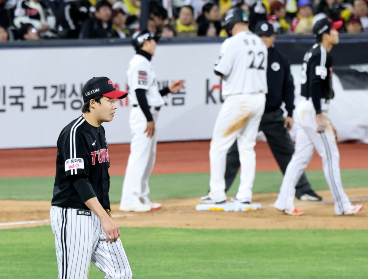 KT 5번타자 힐리어드가 30일 수원KT위즈파크에서 열린 2026KBO리그 LG트윈스와  KT위즈 경기 5회말 2사 만루 임찬규를 상대로 2타점 동점타를 터트렸다.   아쉬움이 큰 임찬규. 2026.04.30 /사진=강영조 선임기자