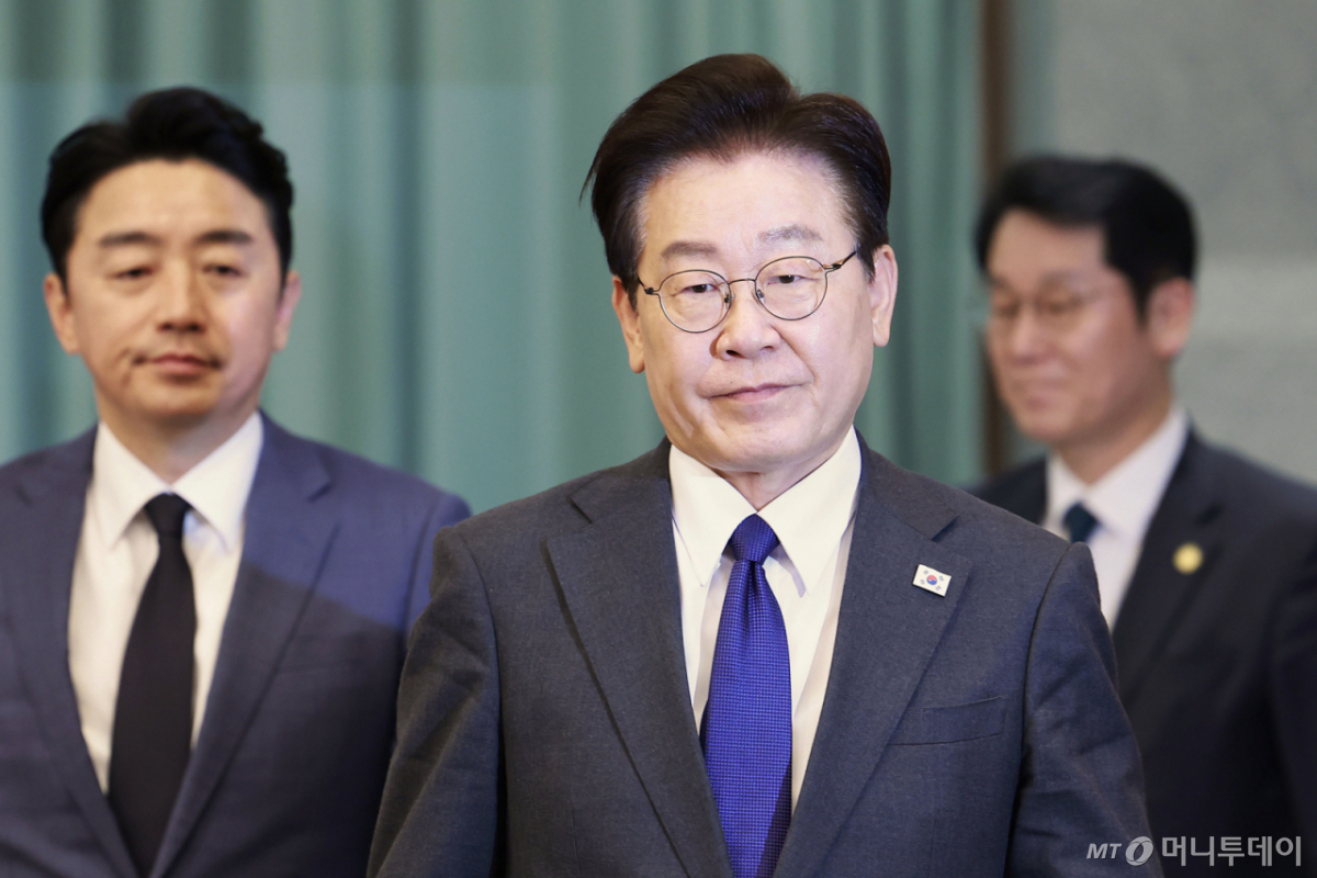 [서울=뉴시스] 최동준 기자 = 이재명 대통령이 30일 청와대에서 열린 수석보좌관회의에 입장하고 있다. 2026.04.30. photocdj@newsis.com /사진=최동준