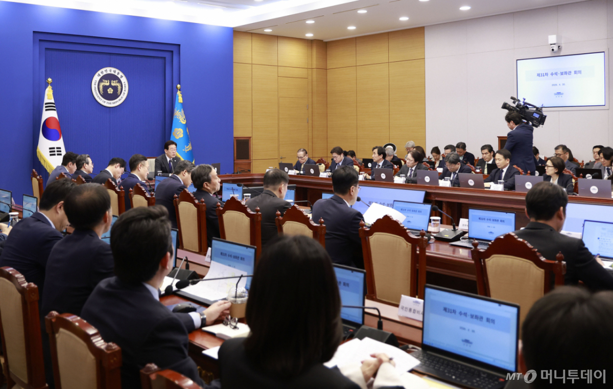 [서울=뉴시스] 최동준 기자 = 이재명 대통령이 30일 청와대에서 열린 수석보좌관회의에서 발언하고 있다. 2026.04.30. photocdj@newsis.com /사진=최동준