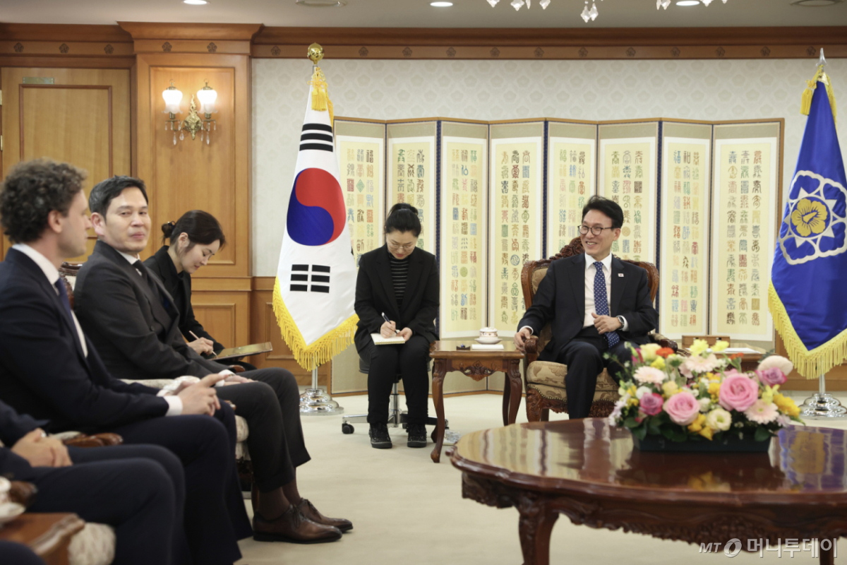 (서울=뉴스1) 임세영 기자 = 김민석 국무총리가 24일 서울 종로구 정부서울청사에서 미샤 라스킨 리플렉션 AI 대표와 신세계 그룹 정용진 회장 등 국내 관계자와 면담을 하고 있다. (총리실 제공. 재판매 및 DB 금지) 2026.3.24/뉴스1  Copyright © 뉴스1. All rights reserved. 무단 전재 및 재배포,  AI학습 이용 금지. /사진=(서울=뉴스1) 임세영 기자