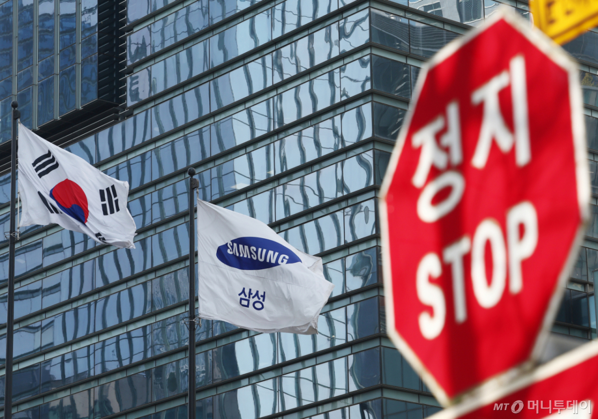 (서울=뉴스1) 김민지 기자 = 삼성전자 노조가 5월 총파업에 돌입한다.  18일 삼성전자 노조 2개 단체(초기업노동조합 삼성전자지부노조·전국삼성전자노조)에 따르면 이날 전체 조합원을 대상으로 파업 찬반투표를 실시한 결과, 93.1%가 쟁의행위에 찬성했다고 밝혔다.  투표에는 재적 조합원 약 9만 명 중 73.5%인 6만6019명이 참여했다.   사진은 이날 오후 서울 서초구 삼성전자 사옥 모습. 2026.3.18/뉴스1  Copyright © 뉴스1. All rights reserved. 무단 전재 및 재배포,  AI학습 이용 금지. /사진=(서울=뉴스1) 김민지 기자