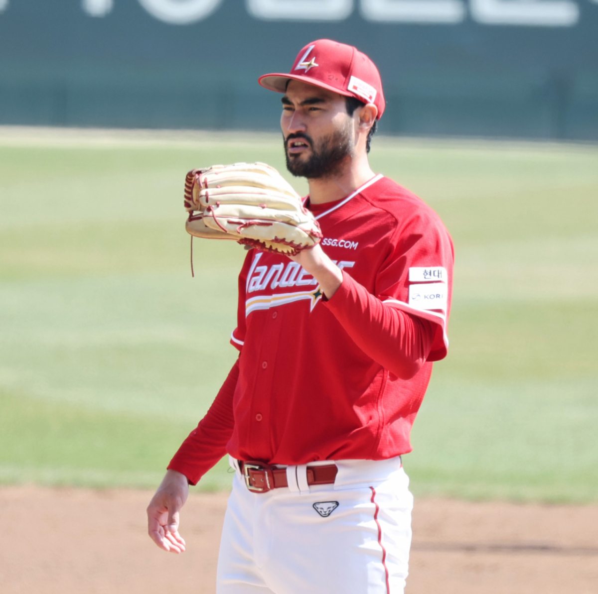 SSG 화이트가 지난 28일 KIA 타이거즈와 개막전에서 선발 등판해 투구 후 포수에게 공을 건네받고 있다. /사진=강영조 선임기자