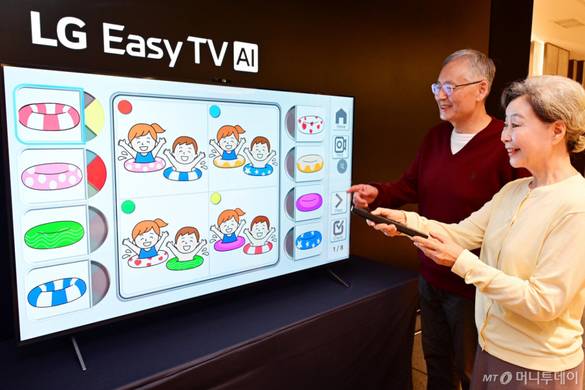 [서울=뉴시스] LG전자는 시니어 고객이 쉽게 사용하고 시니어 고객을 케어하는 LG 이지 TV(LG Easy TV)를 국내에 출시하며 시니어 TV 시장을 연다고 25일 밝혔다.  LG 이지 TV는 시니어 고객들이 OTT, 게임 등 스마트 TV 기능에 손쉽게 접근해 즐길 수 있도록 홈 화면을 꼭 필요한 기능들로 단순화하고, 리모컨을 이지 TV 전용으로 완전히 새롭게 설계했다. (사진=LG전자 제공) 2025.09.25. photo@newsis.com *재판매 및 DB 금지 /사진=류현주