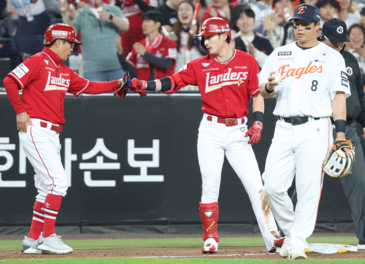 SSG 랜더스 최지훈(가운데)이 30일 대전 한화생명볼파크에서 열린 한화 이글스와 2026 신한 SOL KBO리그 방문경기에서 8회초 상대 실책을 틈타 3루까지 내달린 뒤 윤재국 코치와 하이파이브를 하고 있다. /사진=뉴스1
