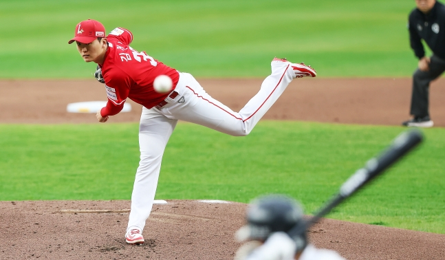 SSG 랜더스 김건우가 30일 대전 한화생명볼파크에서 열린 한화 이글스와 2026 신한 SOL KBO리그 방문경기에 선발 등판해 투구를 하고 있다. /사진=SSG 랜더스 제공