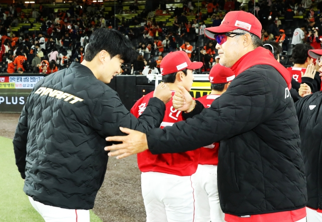 SSG 랜더스 김건우(왼쪽)가 30일 대전 한화생명볼파크에서 열린 한화 이글스와 2026 신한 SOL KBO리그 방문경기에 선발 등판해 승리를 따낸 뒤 이숭용 감독으로부터 축하를 받고 있다. /사진=SSG 랜더스 제공