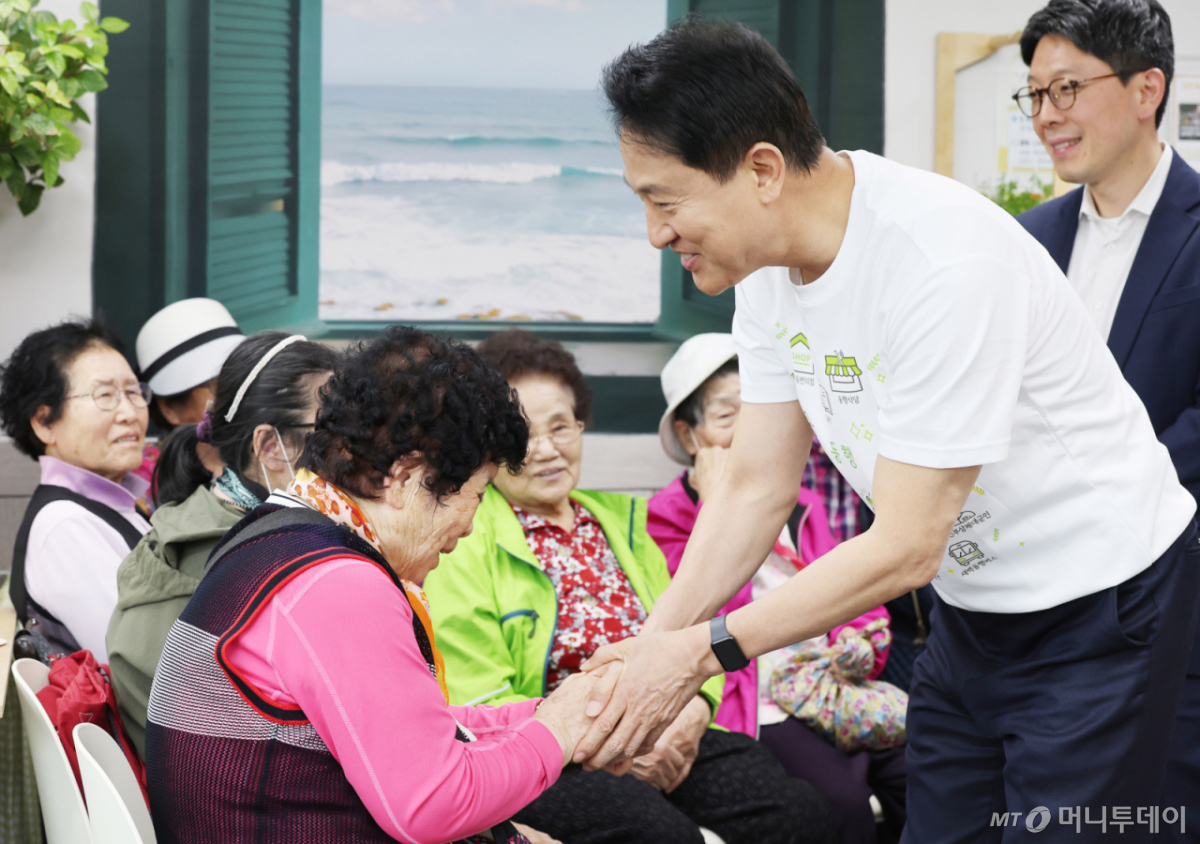 (서울=뉴스1) 박지혜 기자 = 오세훈 국민의힘 서울시장 후보가 30일 오후 서울 신림동 성민종합사회복지관에 위치한 서울마음편의점 관악점을 방문해 어르신들과 인사를 나누고 있다. (공동취재) 2026.4.30/뉴스1  Copyright © 뉴스1. All rights reserved. 무단 전재 및 재배포,  AI학습 이용 금지. /사진=(서울=뉴스1) 박지혜 기자