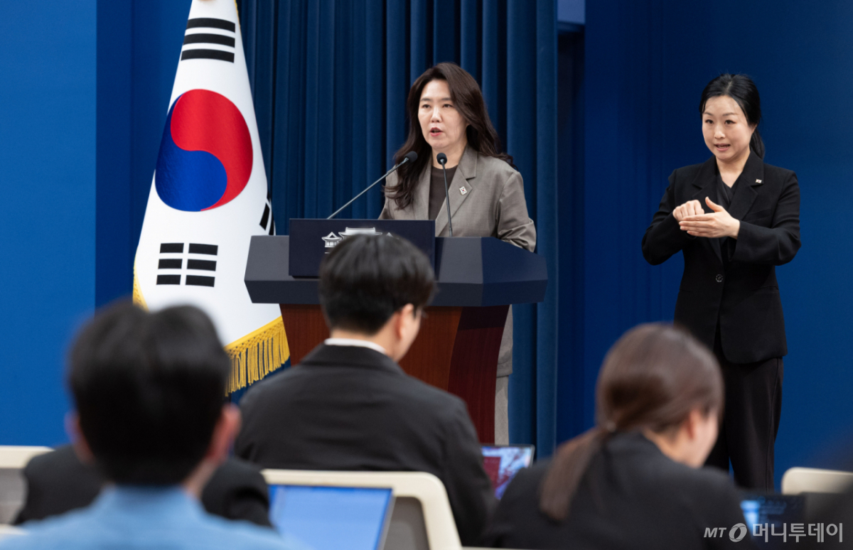 (서울=뉴스1) 이재명 기자 = 강유정 수석대변인이 13일 청와대 춘추관에서 한-폴란드 정상회담 등 현안 관련 브리핑을 하고 있다. 2026.4.13/뉴스1  Copyright © 뉴스1. All rights reserved. 무단 전재 및 재배포,  AI학습 이용 금지. /사진=(서울=뉴스1) 이재명 기자