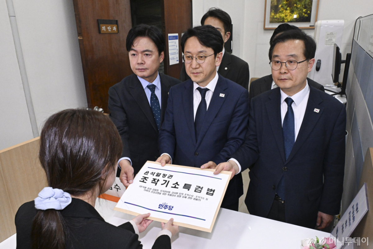 [서울=뉴시스] 김명년 기자 = 천준호 더불어민주당 원내대표 직무대행과 국정조사특위 위원들이 30일 서울 여의도 국회 의안과에서 '윤석열 정치검찰 조작기소 진상규명 특검법'을 제출하고 있다.(공동취재) 2026.04.30. photo@newsis.com /사진=