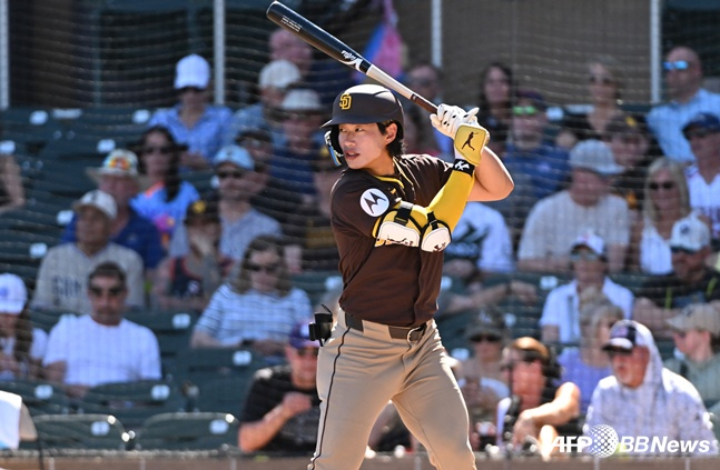 샌디에이고 소속으로 시범경기에서 타석에 나서고 있는 송성문. /AFPBBNews=뉴스1