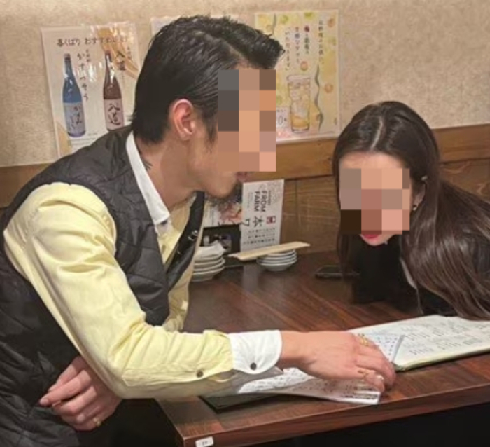 청부 살인을 의뢰한 배후는 일본인 부부의 장녀 다카시마 마나미(사진 오른쪽)와 그의 내연남인 세키네 세이하로 드러났다. 마나미와 세키네는 가게 경영 방침을 놓고 피해자 부부와 갈등을 빚다 범행을 저지른 것으로 조사됐다. /사진=SNS 캡처