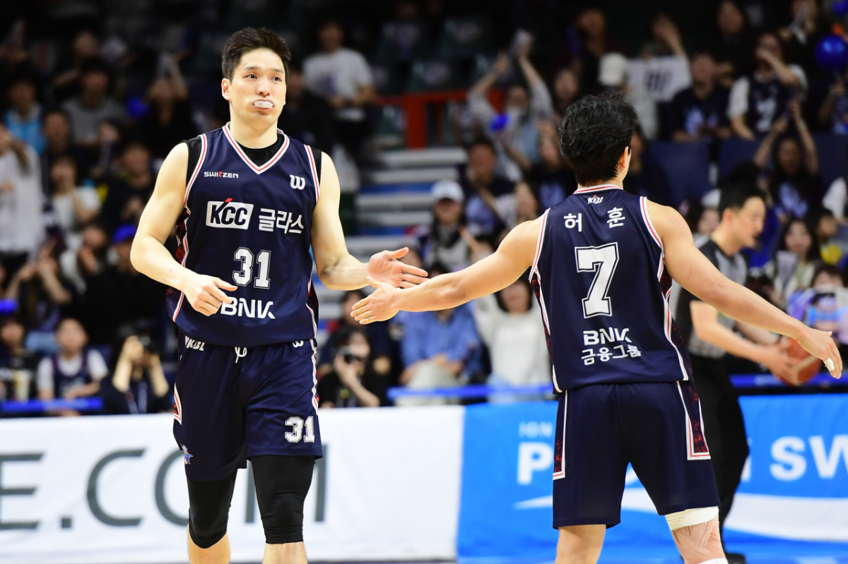 장재석(왼쪽)과 하이파이브하는 허웅. /사진=KBL 제공