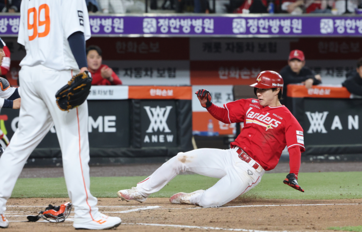 한화 이글스 류현진(왼쪽)이 30일 대전 한화생명볼파크에서 열린 2026 신한 SOL KBO리그 SSG 랜더스와 홈경기에서 6회초 연이은 실점을 하고 있다. 홈을 파고 들고 있는 박성한. /사진=뉴스1