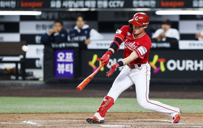 SSG 랜더스 최지훈이 30일 한화 이글스전에서 2타점 적시타를 날리고 있다. /사진=SSG 랜더스 제공