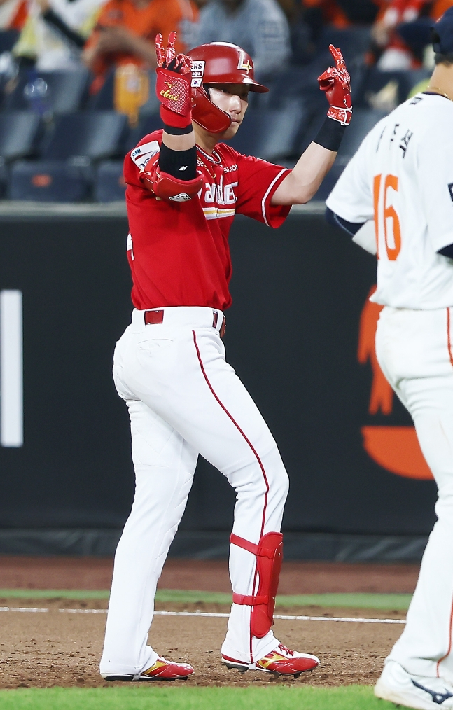 SSG 랜더스 최지훈이 30일 한화 이글스전에서 2타점 적시타를 날린 뒤 세리머니를 하고 있다. /사진=SSG 랜더스 제공