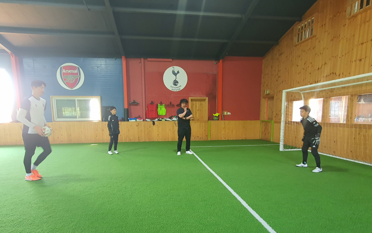 송현식(가운데) 감독의 지도 모습. /사진=박재호 기자