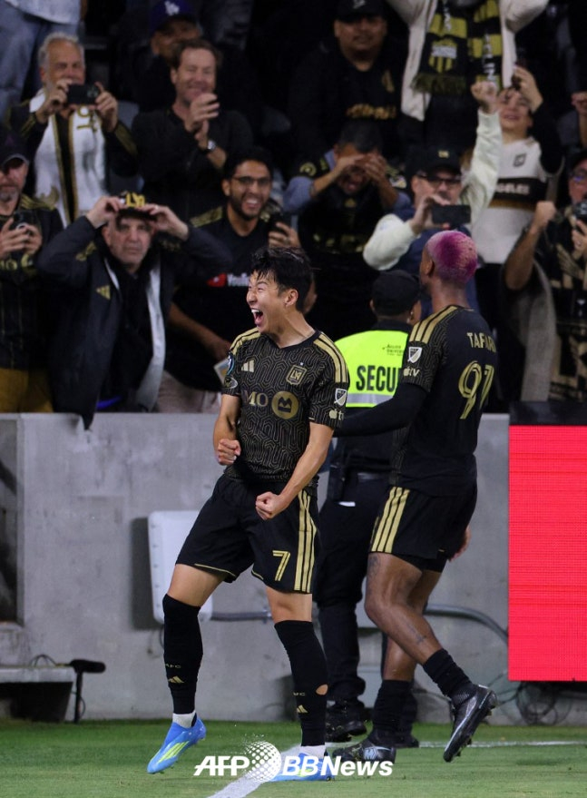 LAFC 손흥민이 30일 미국 LA BMO 스타디움에서 열린 2026 북중미카리브축구연맹(CONCACAF) 챔피언스컵 4강 1차전 톨루카전에서 후반 추가시간 은코시 타파리의 골을 도운 뒤 포효하고 있다. /AFPBBNews=뉴스1